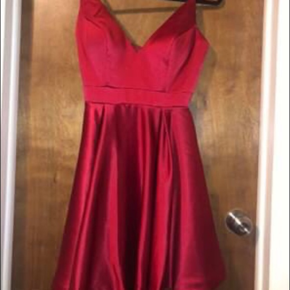 Red dress - Picture 2 of 2